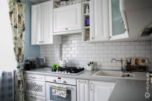 Маленькая белая кухня с голубыми стенами в стиле прованс. Двушка в хрущевке