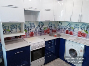 Дизайн глянцевой синей кухни 10 кв. м со скинали с вишнями