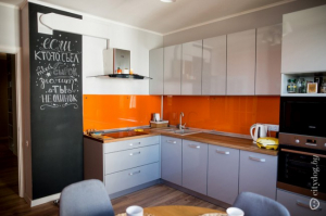 Серая кухня 13 кв м с оранжевым скинали и грифельной стеной